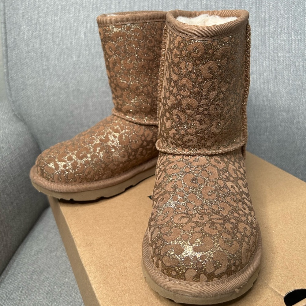 UGG Kids *Like new in Box* Classic II Glitter Leopard boots